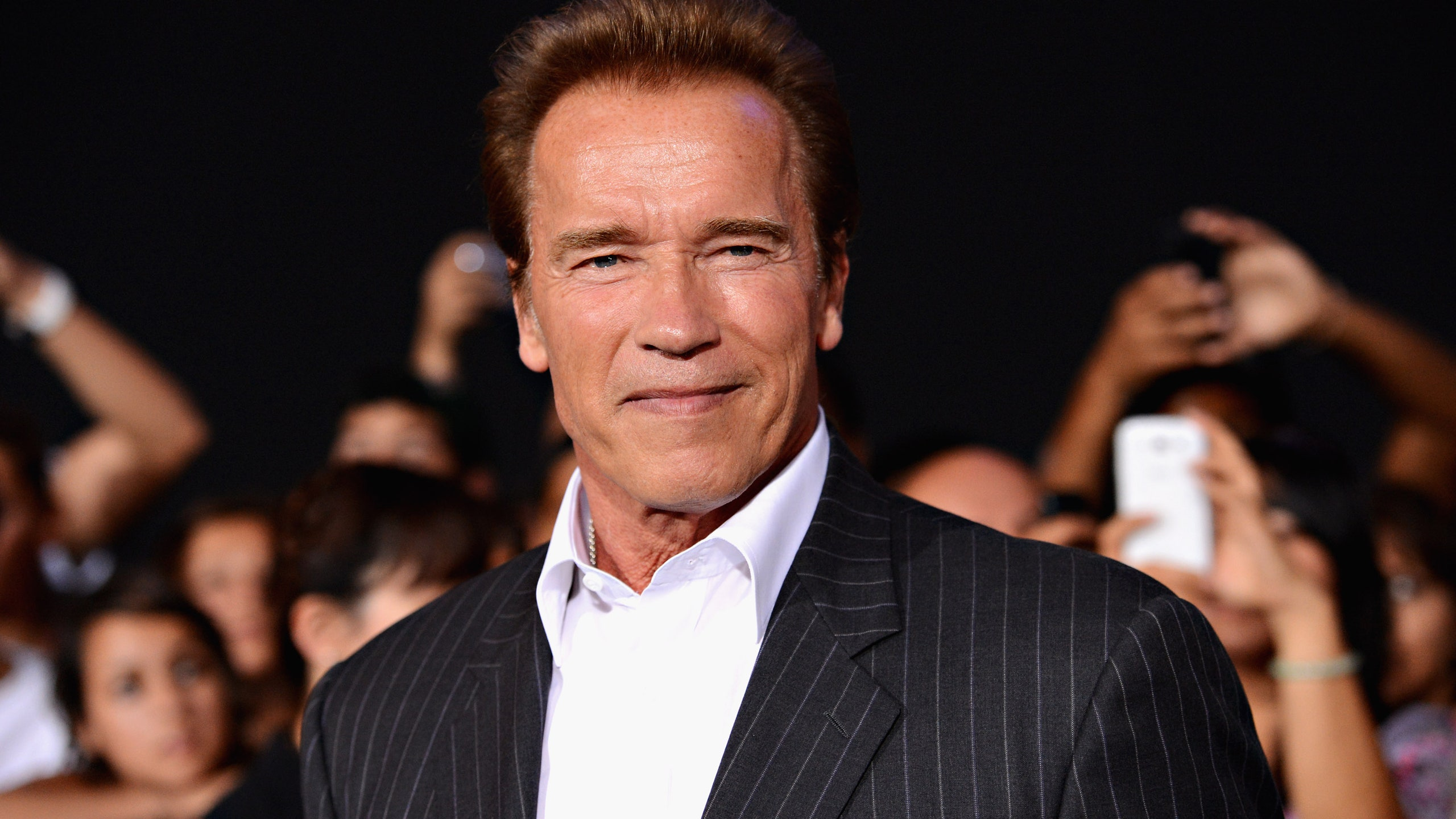 Arnold Schwarzenegger contro crimini d’odio e antisemitismo: “È più facile odiare che imparare…”