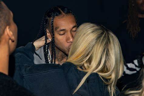 Avril Lavigne conferma la relazione con Tyga, il bacio alla Paris Fashion Week 2023