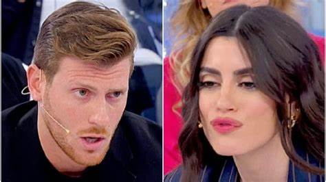 “Uomini e Donne”, Alessio spiega a Lavinia il mancato bacio: “Non te l’ho dato per principio!”