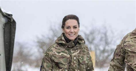 Kate Middleton è colonnello, in abiti militari in visita al battaglione