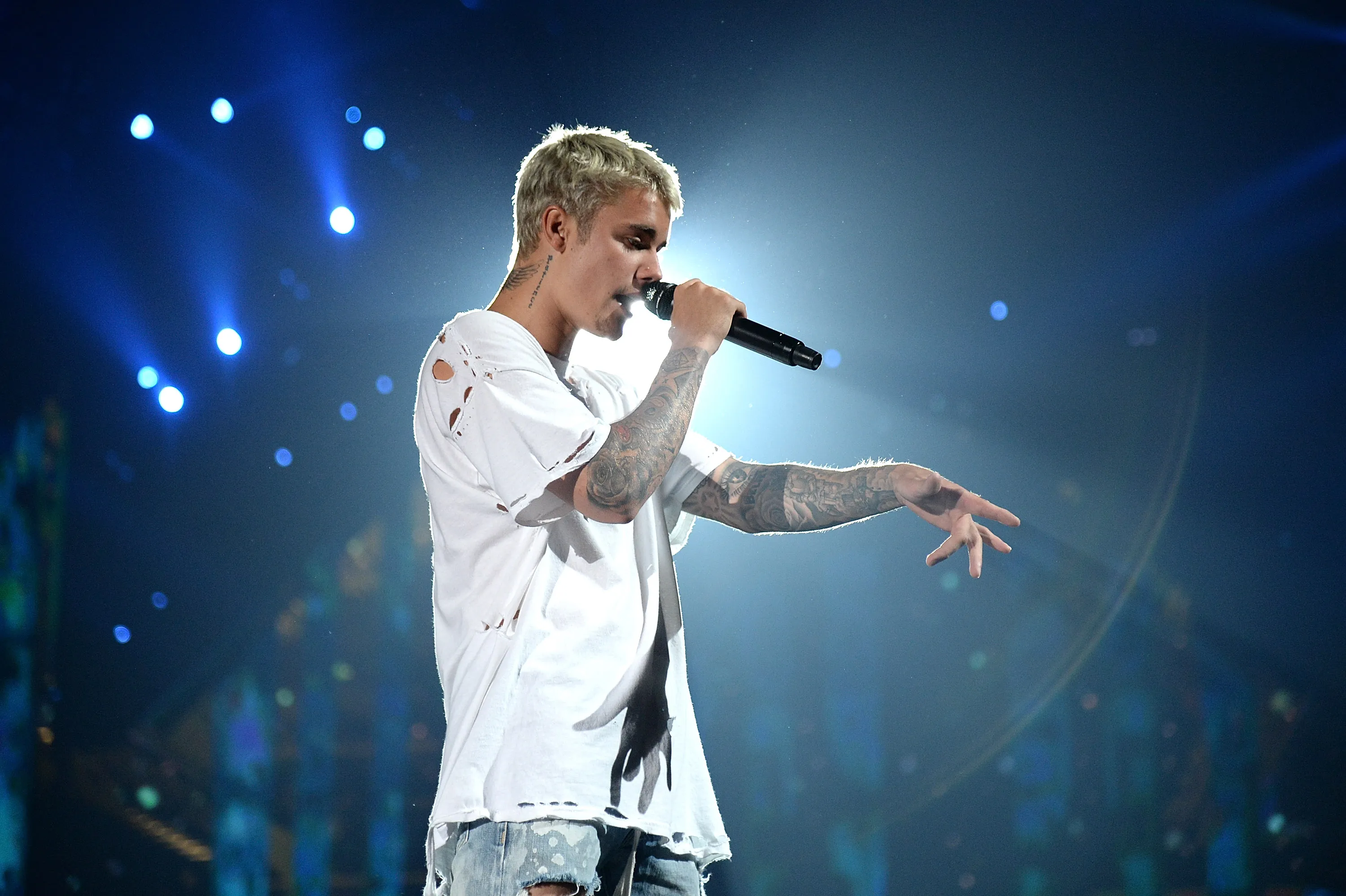 Justin Bieber cancella senza spiegazioni tutte le date del tour mondiale