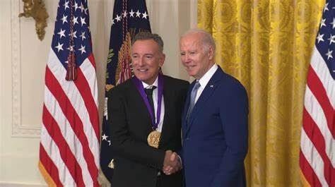 Bruce Springsteen ha ricevuto da Joe Biden la medaglia delle arti: “Cronista della resilienza e dei sogni”