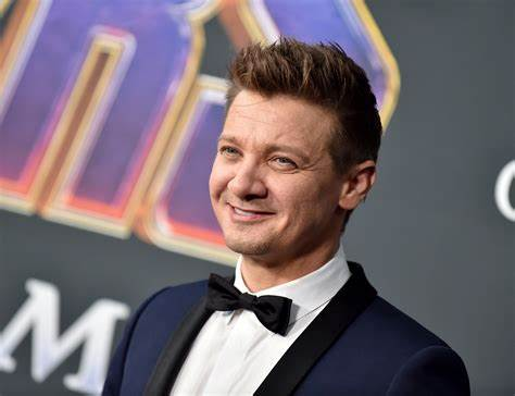 Jeremy Renner cammina in un nuovo video del recupero dopo l’incidente con lo spalaneve