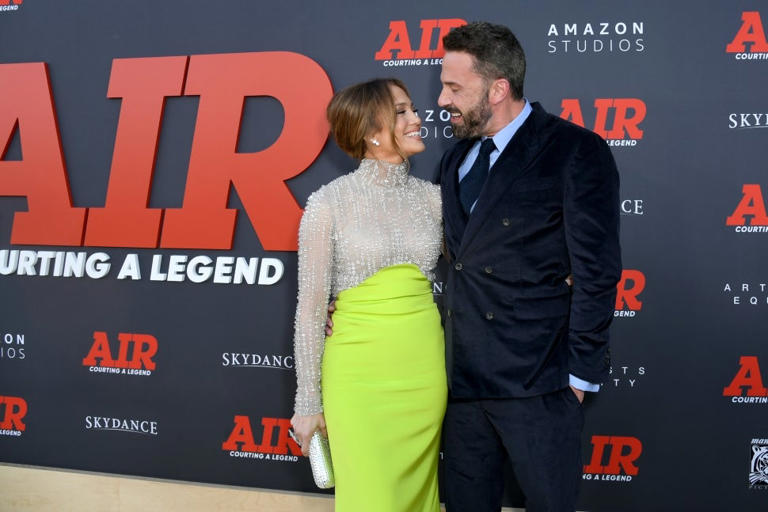 Jennifer Lopez e Ben Affleck, baci e sguardi innamorati sul red carpet per la prima di “Air”