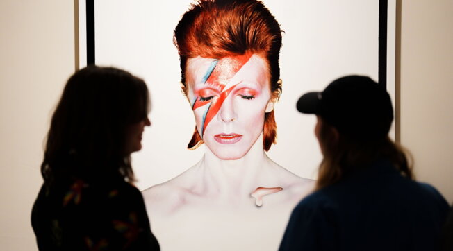 David Bowie, 50 anni fa usciva “Aladdin Sane” e nasceva un’icona immortale