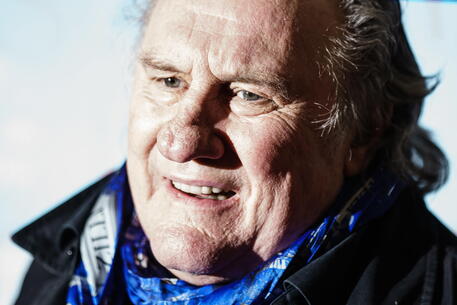 Nuove accuse abusi sessuali contro Depardieu, lui nega tutto