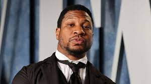 Jonathan Majors scaricato dagli agenti dopo l’arresto e le accuse di violenza domestica