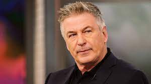 “Rust”, Alec Baldwin e la troupe tornano sul set dopo la tragedia: riavviate le riprese del film