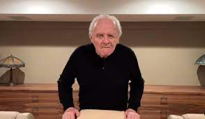 Anthony Hopkins danza Mambo Italiano su Instagram