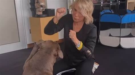 Maria De Filippi ritrova il sorriso con Saki, giochi e coccole con il cagnolone