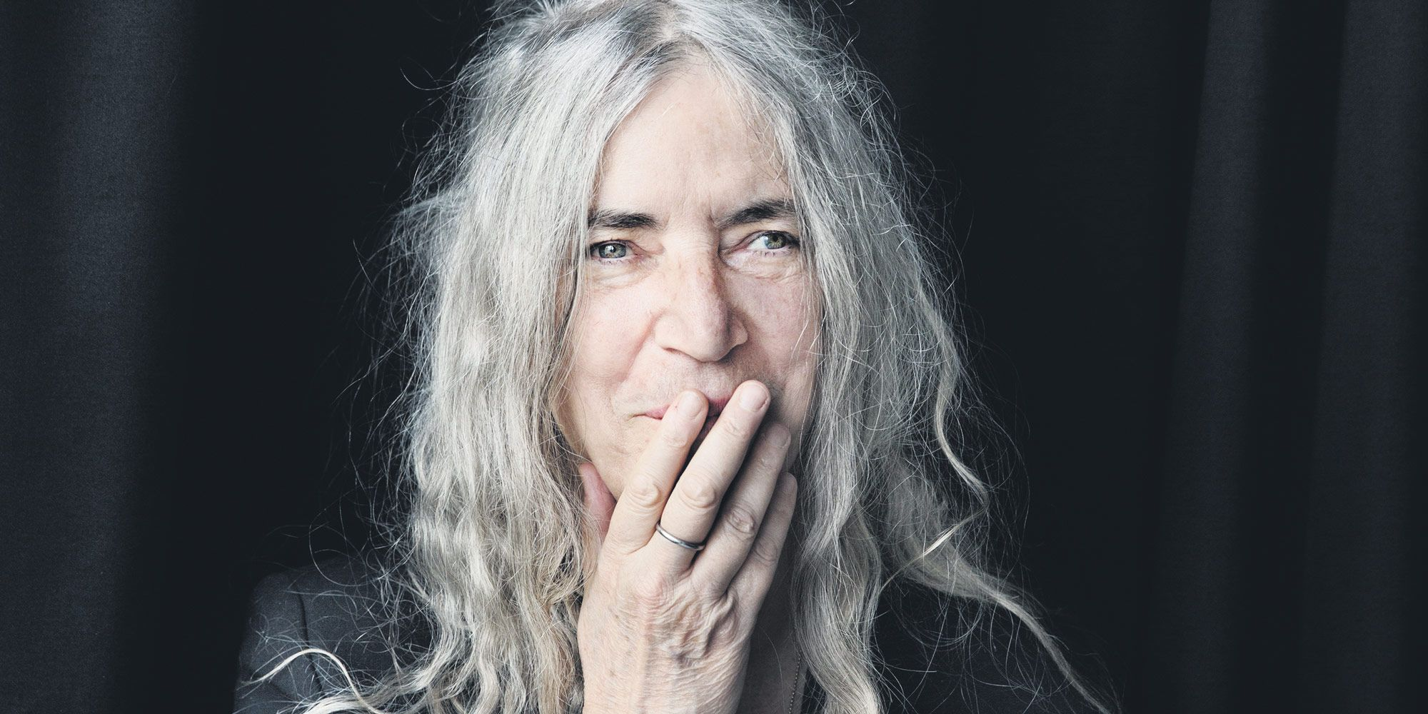 C’è chi si spaccia per un collaboratore di Patti Smith e chiede ciocche di capelli ai fan