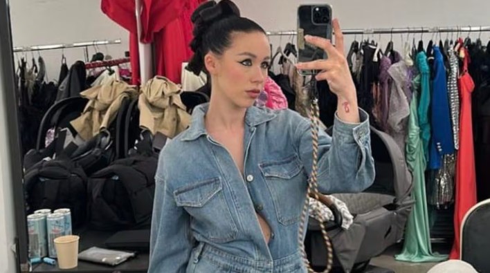 Aurora Ramazzotti torna sul set con la tuta di jeans e il passeggino di Cesare