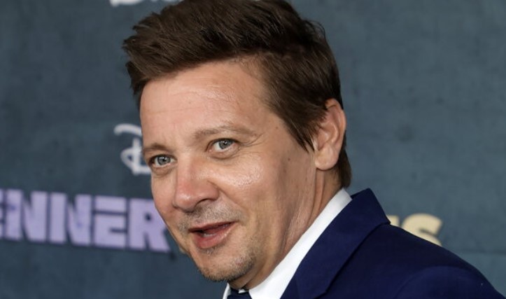 Jeremy Renner mostra i progressi del suo recupero in un video: “Un passo alla volta”