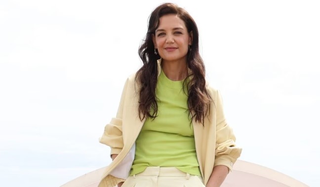 Katie Holmes arriva a Cannes 2023 e si ribella al dress code