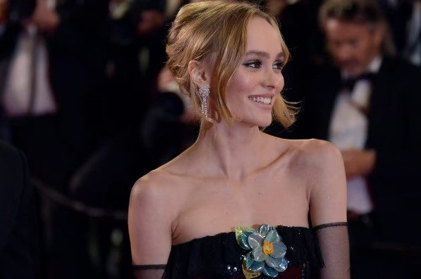 Lily Rose Depp porta la moda vintage a Cannes 2023: sul red carpet con paillettes e guanti da diva