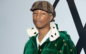 Pharrell Williams debutta sulla passerella, da Beyoncè a Rihanna: guarda chi c’era ad applaudirlo