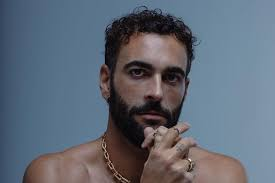 Marco Mengoni: “Non si può decidere cosa è una famiglia”