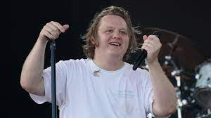 Glastonbury, Lewis Capaldi si ferma per sindrome di Tourette: i fan cantano al suo posto