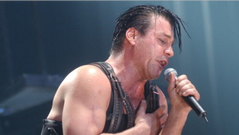 Till Lindemann, dei Rammstein, accusato di violenza sessuale