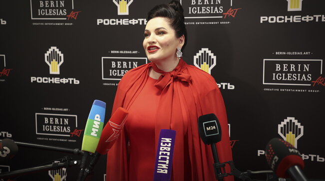 Soprano russa Netrebko fa causa al Met di New York: “Diffamata e danneggiata”