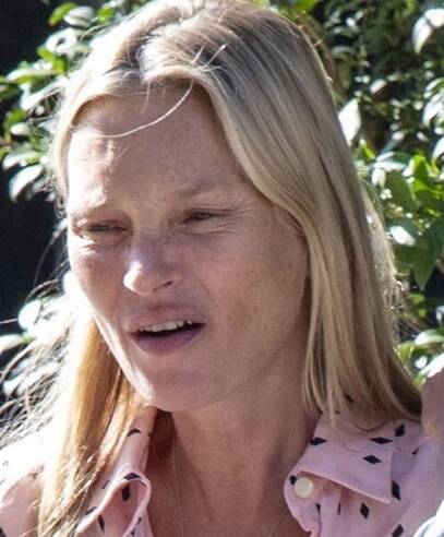 Kate Moss mostra i segni del tempo durante il pranzo di famiglia