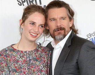 Ethan Hawke dirige la figlia Maya, sulle scene di sesso sul set: “Nessun imbarazzo”