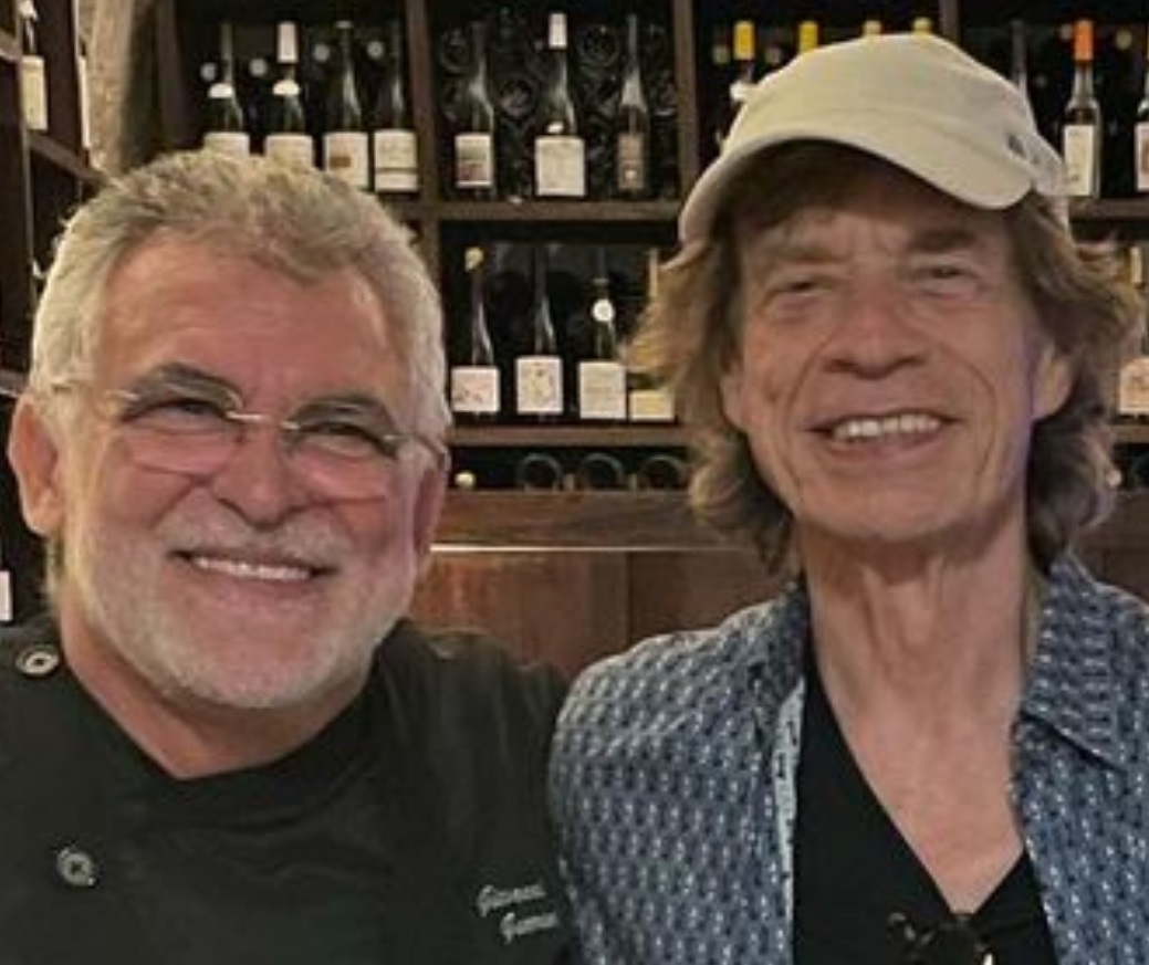 Mick Jagger a Siracusa, cena in un ristorante di Ortigia: lo chef posta una foto