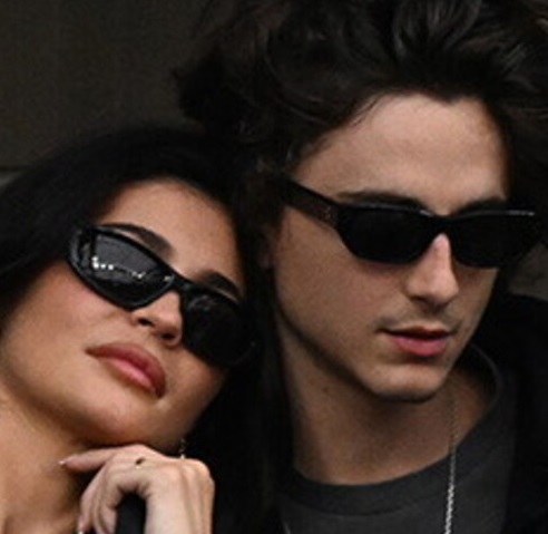 Timothée Chalamet e Kylie Jenner non si nascondono più, baci in tribuna agli US Open