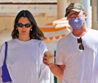 Leonardo DiCaprio e Vittoria Ceretti, è amore? Baci bollenti a Ibiza