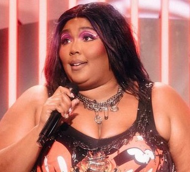 Lizzo, contro la cantante una nuova causa per molestie sessuali e razziali