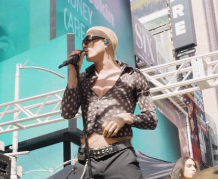 I Maneskin si esibiscono con un concerto a sorpresa a Times Square e la folla va in visibilio