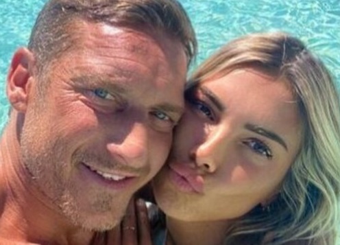 Francesco Totti e Noemi Bocchi vacanza infinita in attesa del Tribunale