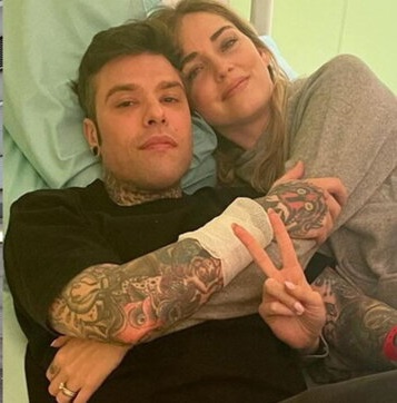 Fedez, nuova giornata di monitoraggio: le sue condizioni migliorano