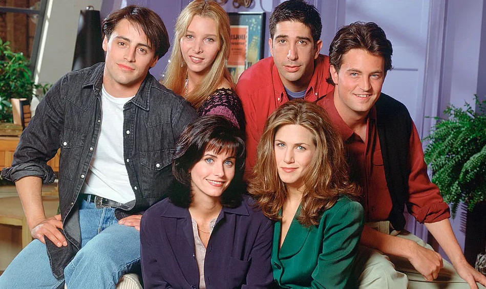 Il cast di Friends si unisce al dolore per la perdita di Matthew Perry: “Siamo devastati, siamo una famiglia”