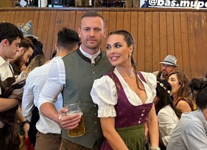 Ilary Blasi all’Oktoberfest brinda con Bastian Muller