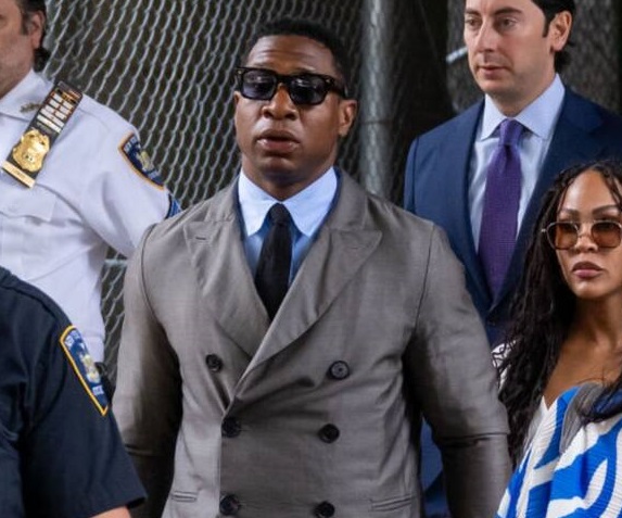 Il giudice ha deciso che Jonathan Majors andrà a processo per aggressione e molestie