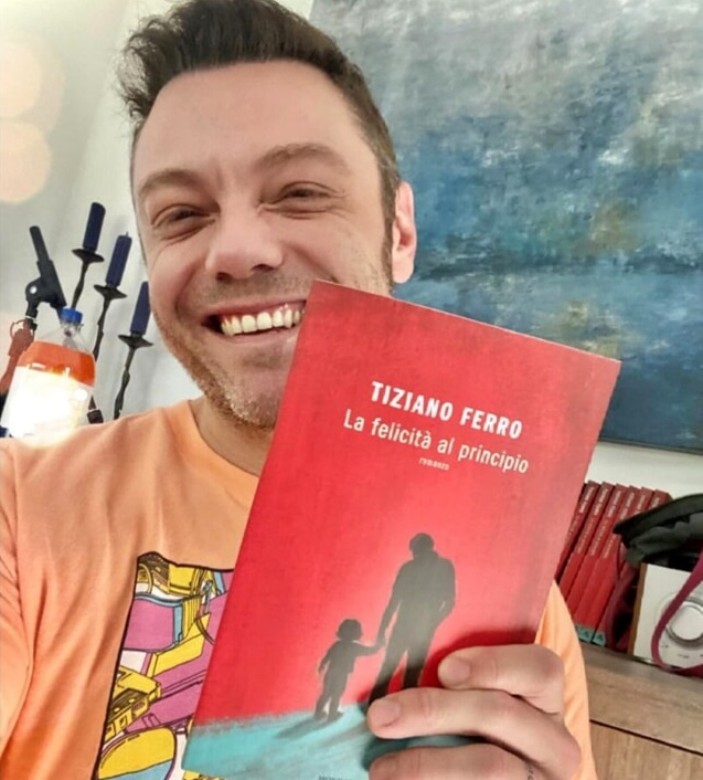 Esce l’1 novembre l’audiolibro di “La felicità al principio”. Il primo romanzo scritto e letto da Tiziano Ferro, disponibile su tutte le piattaforme