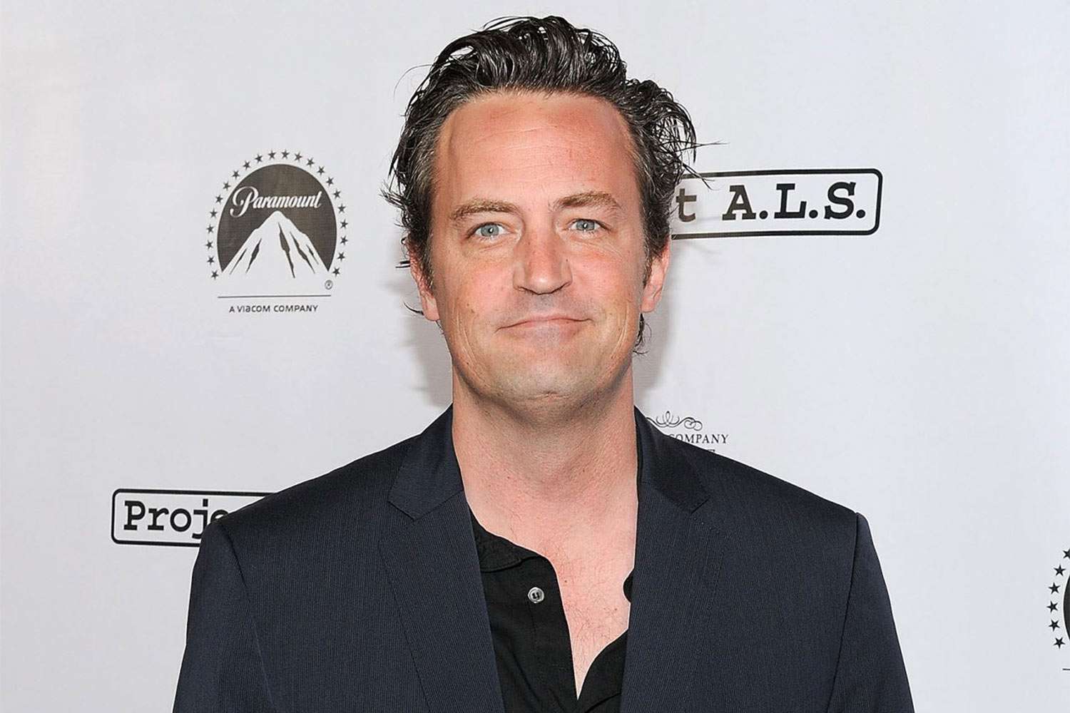 La morte di Matthew Perry, amici e colleghi: “Siamo devastati”