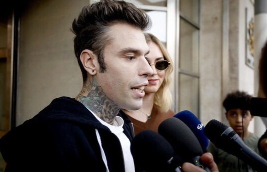 Fedez in prima linea per le donazioni di sangue: l’evento in piazza Duomo a Milano