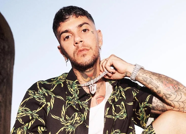 Annullata l’esibizione di Emis Killa a Ladispoli: “Canzoni sessiste”