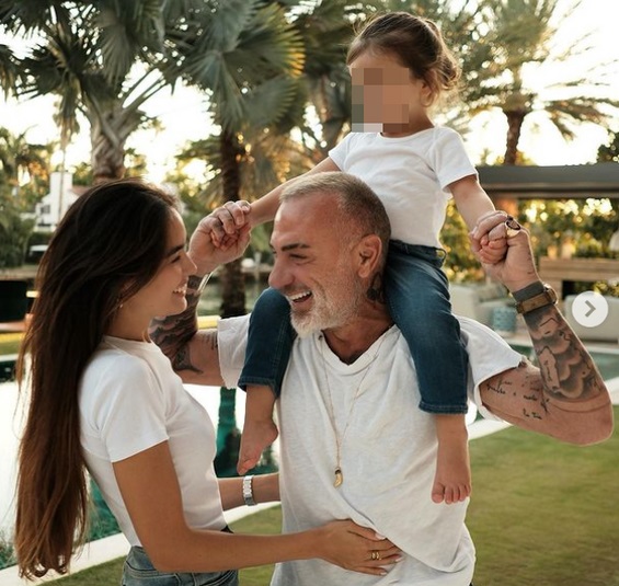 Gianluca Vacchi Battezza La Figlia Blu Jerusalema Le Foto Della Cerimonia Intima Il Decoder