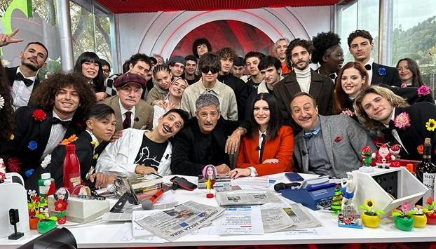 Musica e risate: Laura Pausini e i cantanti di Sanremo Giovani ospiti di Fiorello