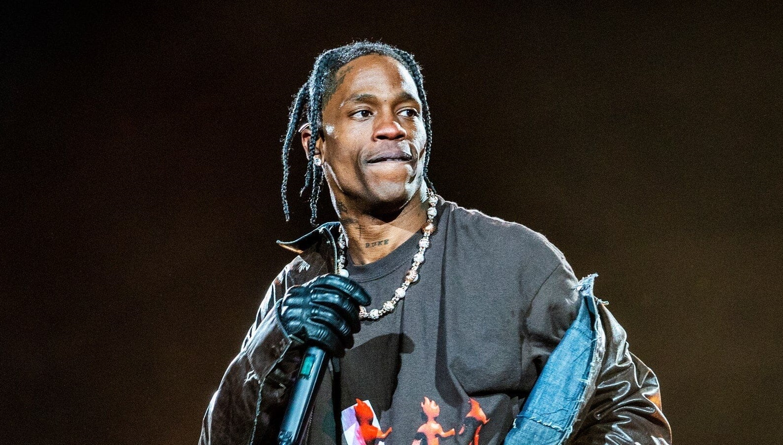 Travis Scott rompe il silenzio sulla tragedia dell’Astroworld: “E’ stato devastante”