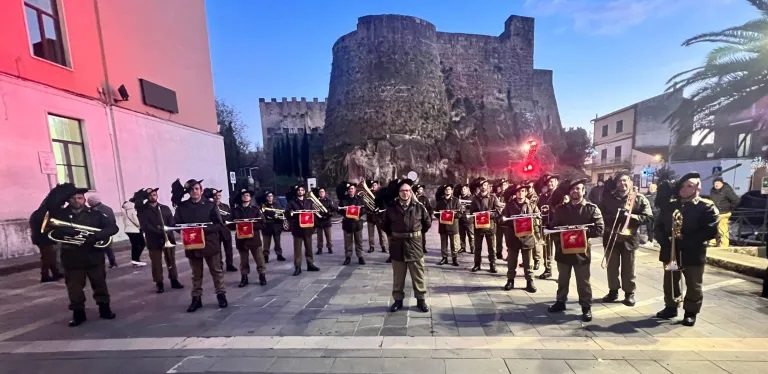 Bersaglieri premiati a Capri, accolti dal presidente onorario Tony Renis e da Rocco Hunt