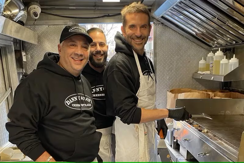 Bradley Cooper, la nuova avventura da ‘paninaro’: apre il suo food truck