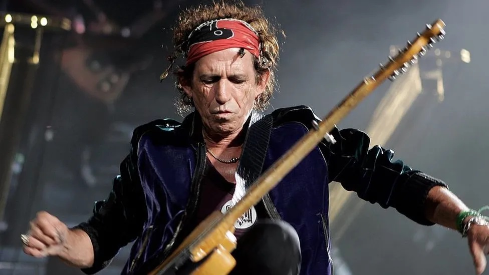 Keith Richards, il chitarrista dei Rolling Stones compie 80 anni