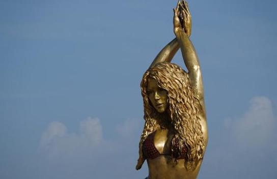 Nella città di Barranquilla, svelata la statua dedicata alla popstar Shakira