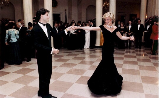 John Travolta premia Harry, il Duca del Sussex: ricorda il ballo di Diana alla Casa Bianca