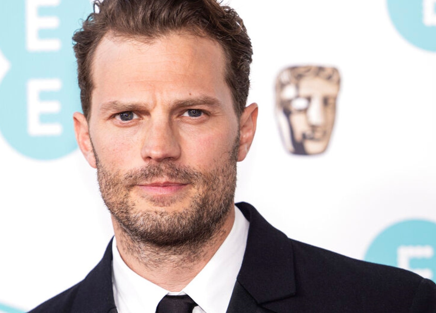 Jamie Dornan morso da un bruco velenoso, ricoverato d’urgenza