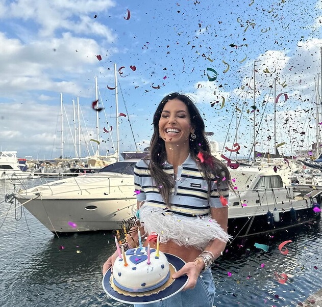 Elisabetta Gregoraci compie 44 anni, torta e festeggiamenti in riva al mare